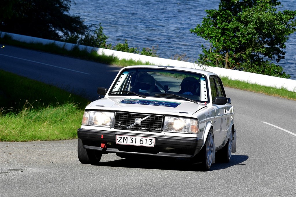 Heino Mejer fra Horsens er landets hurtigste historiske rallykører, og med sin vilde Volvo 242 Turbo gentog han sidste års sejr, her med Vejle Fjord som malerisk
(Foto: Michael Eisenberg)